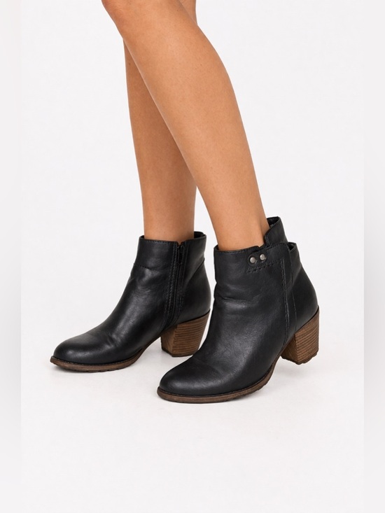 Madison Shoes - Madison Dacia Black Leather Ankle Booties | Chunky Heel | Side Zip | Size 6.5